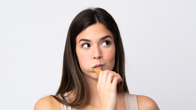 Günde 3 kezden fazla asitli gıda, diş erozyonunu 37 kat artırıyor