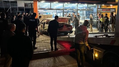 Otomobil iş yerine daldı! 1 ölü, 1 yaralı