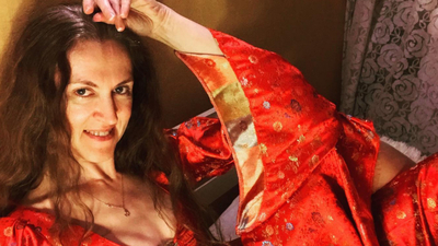 Rus oyuncu askerlere şarkı söylerken öldü