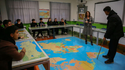 Coğrafya derslerini "türkülerle" anlatıyor