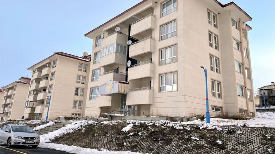 Akademisyenin eşi 4. kattan düştü
