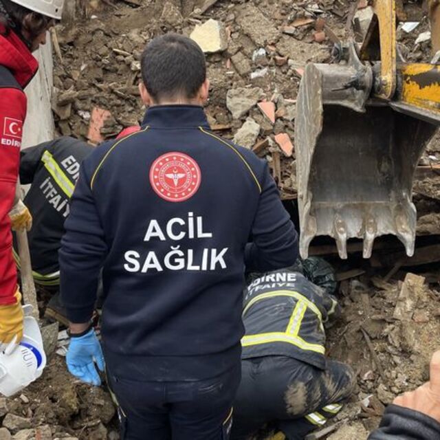 Hurdacı ve yeğeni enkaz altında kaldı