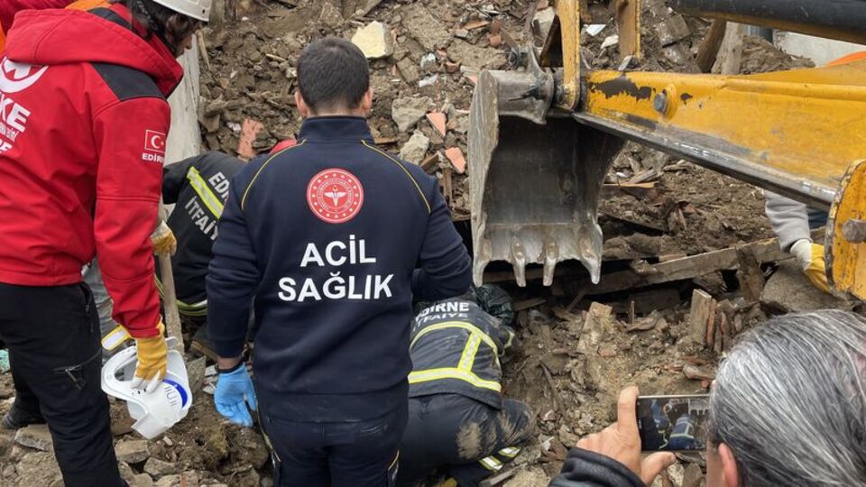 Hurdacı ve yeğeni enkaz altında kaldı