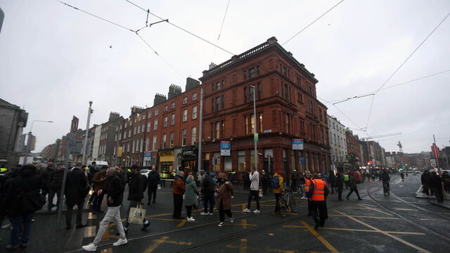 Okulun yanı başında şiddet: 5 yaralı