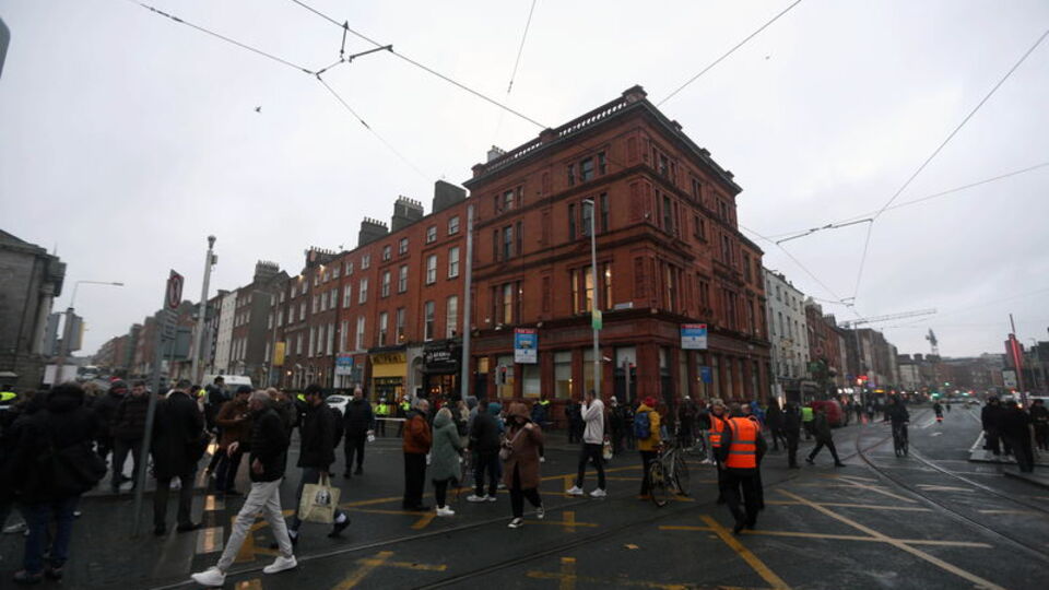 Okulun yanı başında şiddet: 5 yaralı