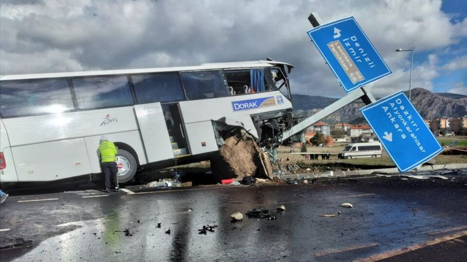 Denizli'de turistleri taşıyan otobüs kaza yaptı: 2 ölü, 28 yaralı