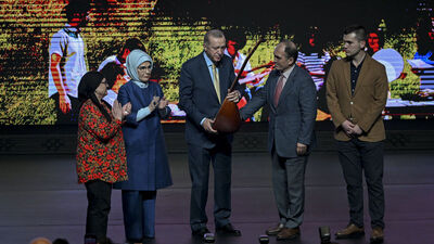 Cumhurbaşkanı Erdoğan'a şehit öğretmen Aybüke Yalçın'ın bağlaması hediye edildi