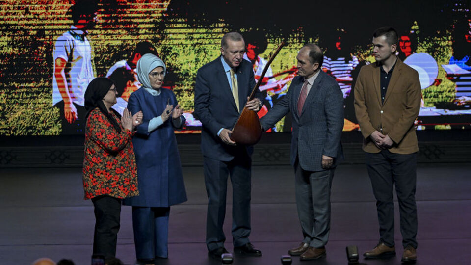 Cumhurbaşkanı Erdoğan'a şehit öğretmen Aybüke Yalçın'ın bağlaması hediye edildi