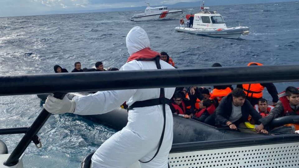 Geri itilen bottaki 45 düzensiz göçmen kurtarıldı