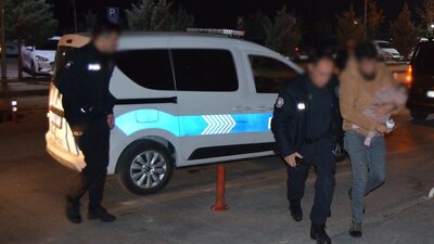 Eşini bıçaklayan koca 7 aylık bebeğiyle gözaltına alındı