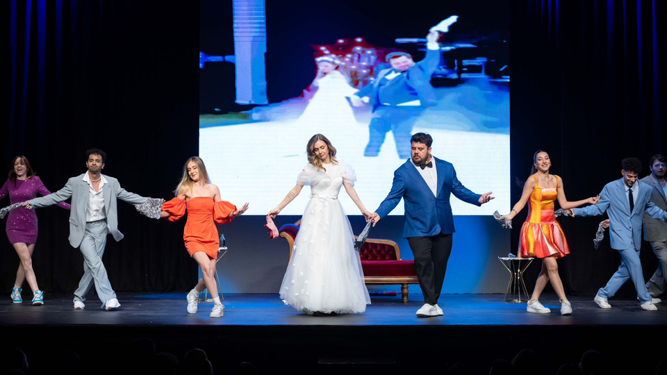 Sahnedeki beraberliklerini yine sahnede kutladılar