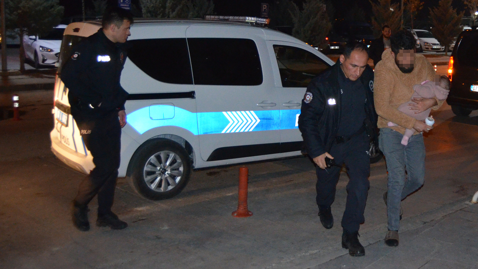 Cani koca kucağında bebeğiyle gözaltına alındı!