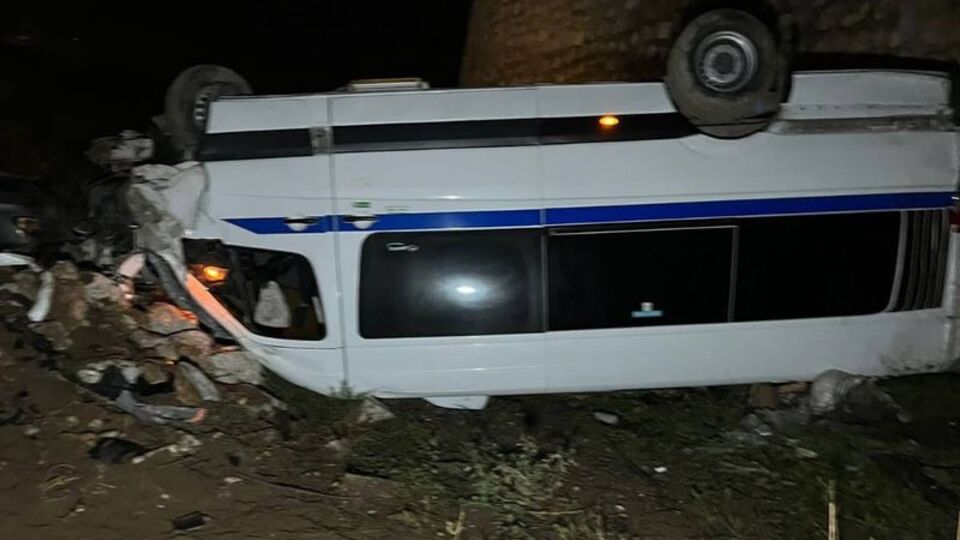 İşçi servisi devrildi: 1'i ağır 3 yaralı