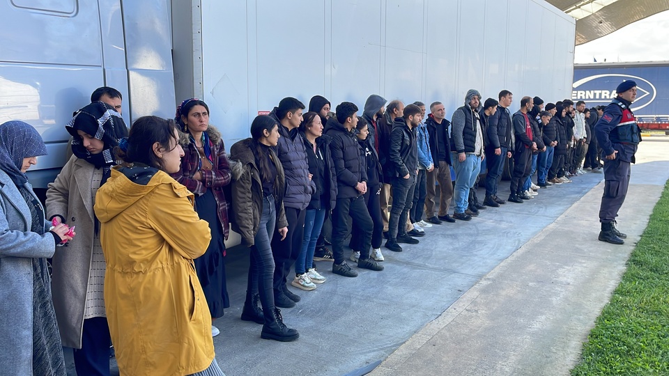 Göçmenler TIR'da nefes alamayınca jandarmayı aradı!