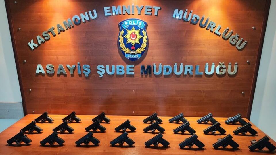 Araçta 23 adet ruhsatsız silah çıktı