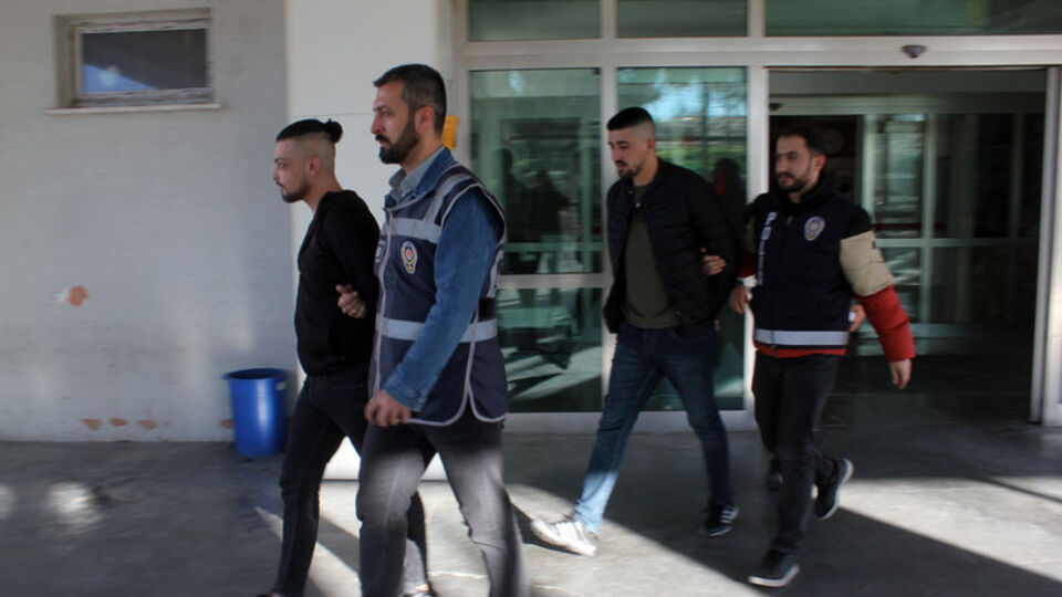 Yoldan geçen kuryeyi vurdular!