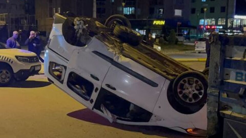 Minibüse çarpan sürücü kanala uçtu