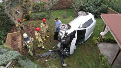Otomobille bahçeye uçtu! "Yine ölmedik çok şükür!"