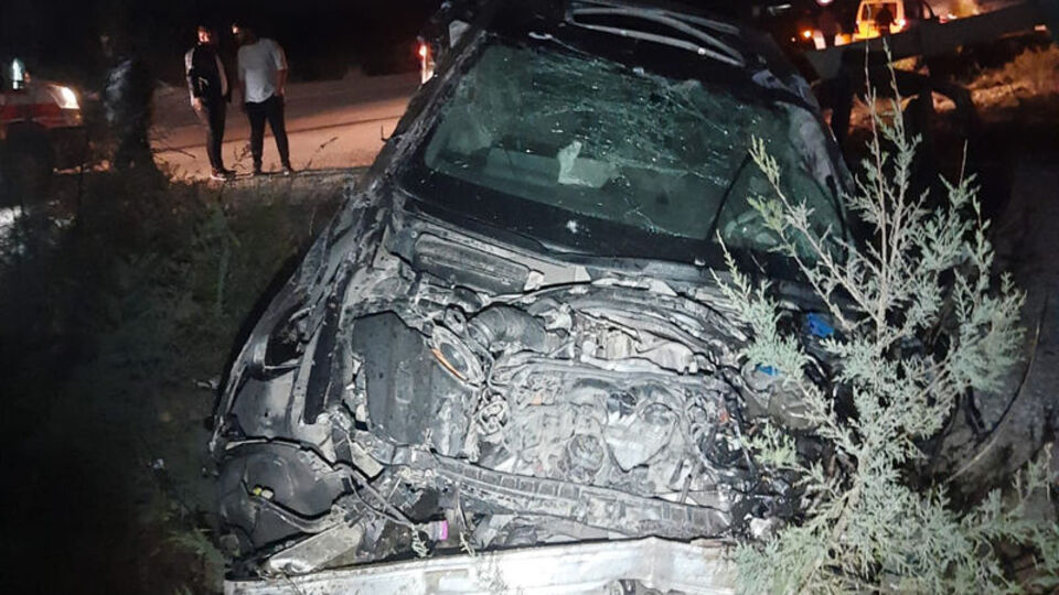 Önce yayaya sonra beton direğe çarptı: 1 ölü, 2 ağır yaralı