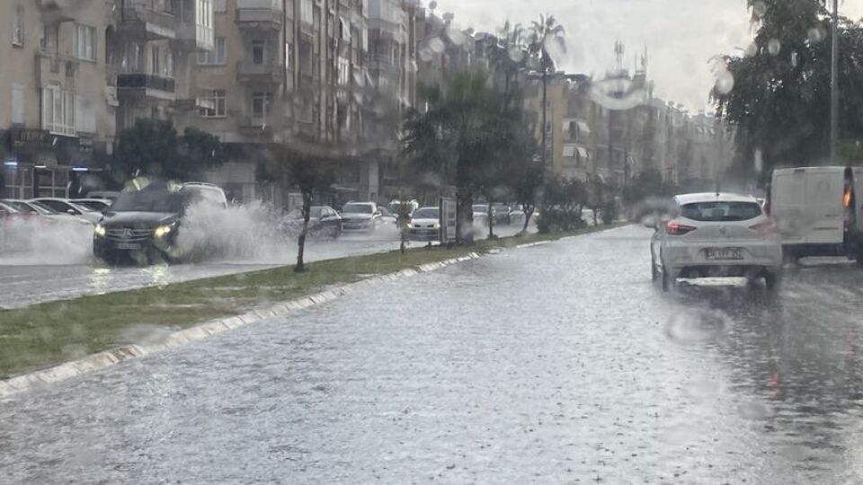 Antalya sağanağa teslim oldu