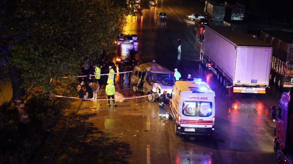 Minibüs kontrolden çıktı: Ölüler ve yaralılar var