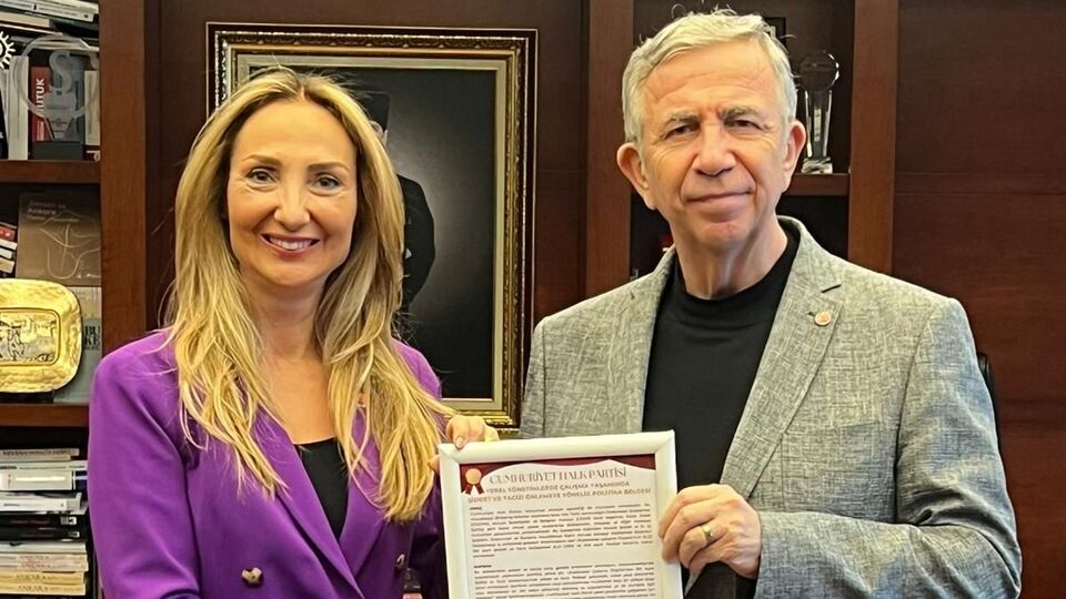 Nazlıaka'dan Mansur Yavaş'a 'Politika Belgesi' takdimi