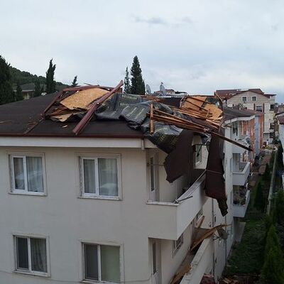 Binanın çatısı, yan binanın üzerine uçtu