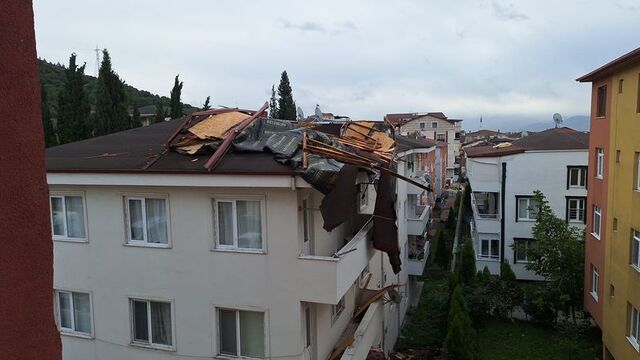 Binanın çatısı, yan binanın üzerine uçtu
