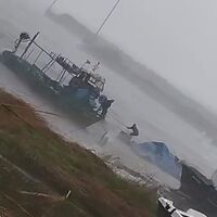 Fırtınada mahsur kalan balıkçıyı oğlu kurtardı