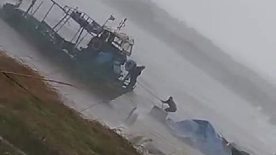 Fırtınada mahsur kalan balıkçıyı oğlu kurtardı