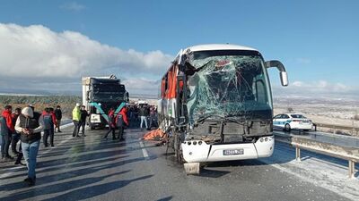 Sivas'ta otobüs ile TIR çarpıştı! Ölü ve yaralılar var!