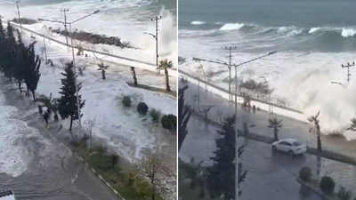 O anlar kamerada! 4 metrelik dalga Karadeniz Sahil Yolu'nu vurdu!