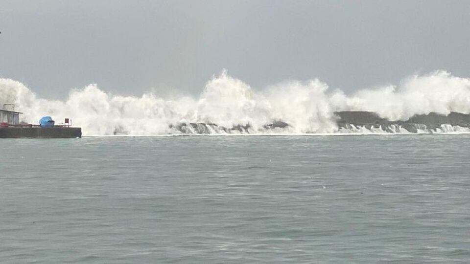 Dalgalar yükselince 5 asker yaralandı!
