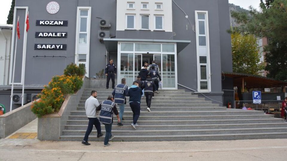 "Ne bakıyorsun?" deyip vurdu!