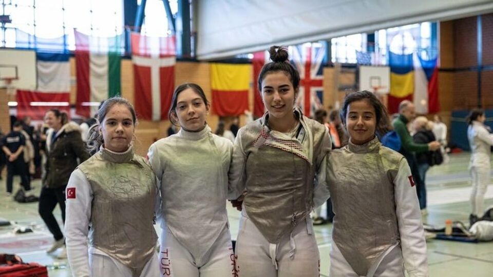 Milli eskrimcilerden iki altın madalya