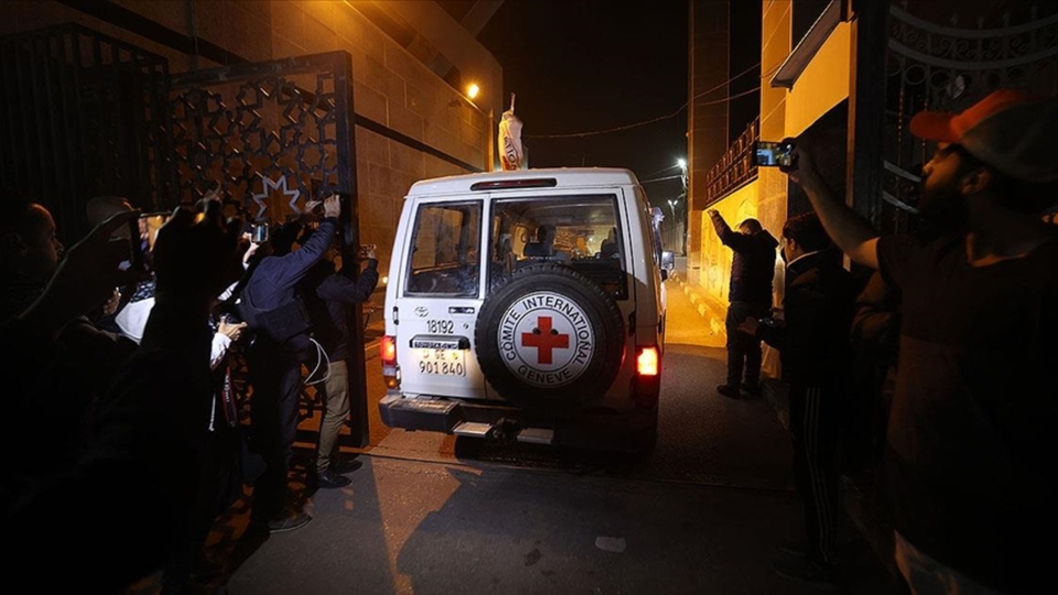 11 İsrailli Kızılhaç'a teslim edildi