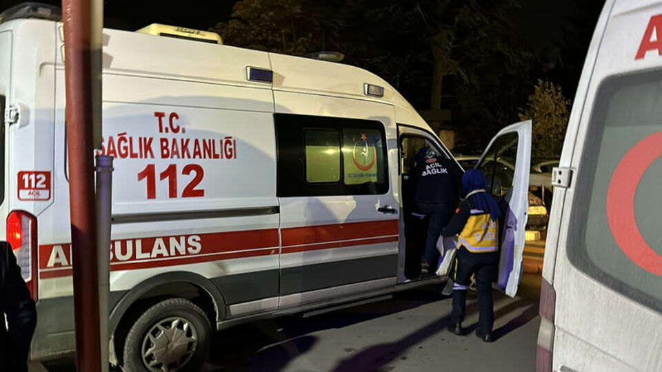 Sağlıkçılar 'beyaz kod' verdi! Baba ve oğlu demir sopayla saldırdı