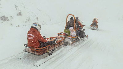 Hasta çocuk kar motoruyla hastaneye ulaştırıldı