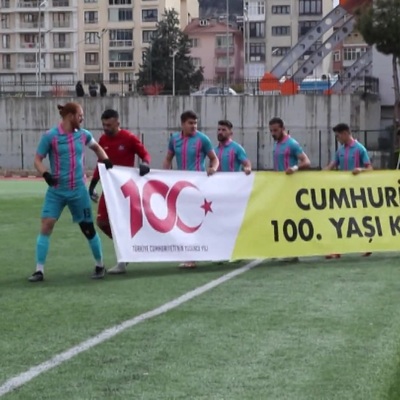 Kırmızı kart gören futbolcusunu tokatladı