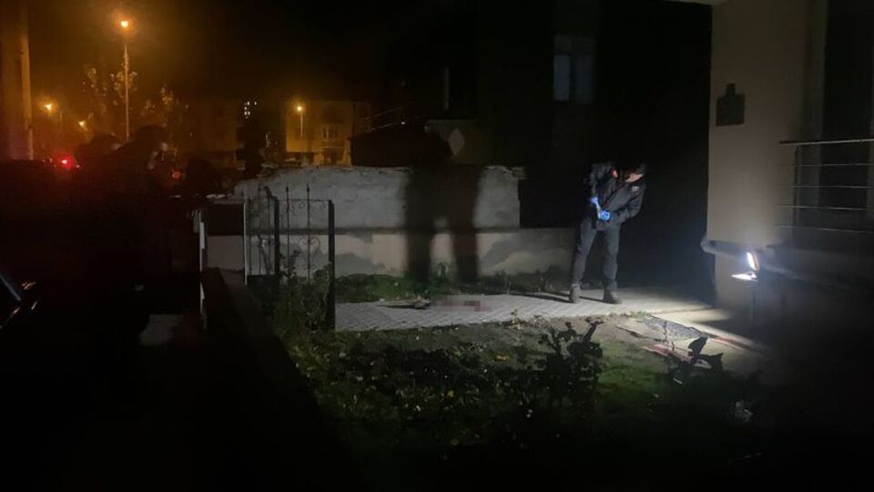 Bıçaklayıp hastaneye götürdüler