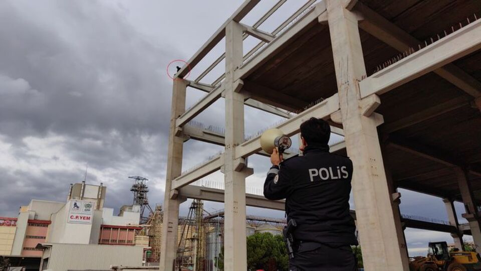 Tazminatını vinç ile aldı, yırtıp attı