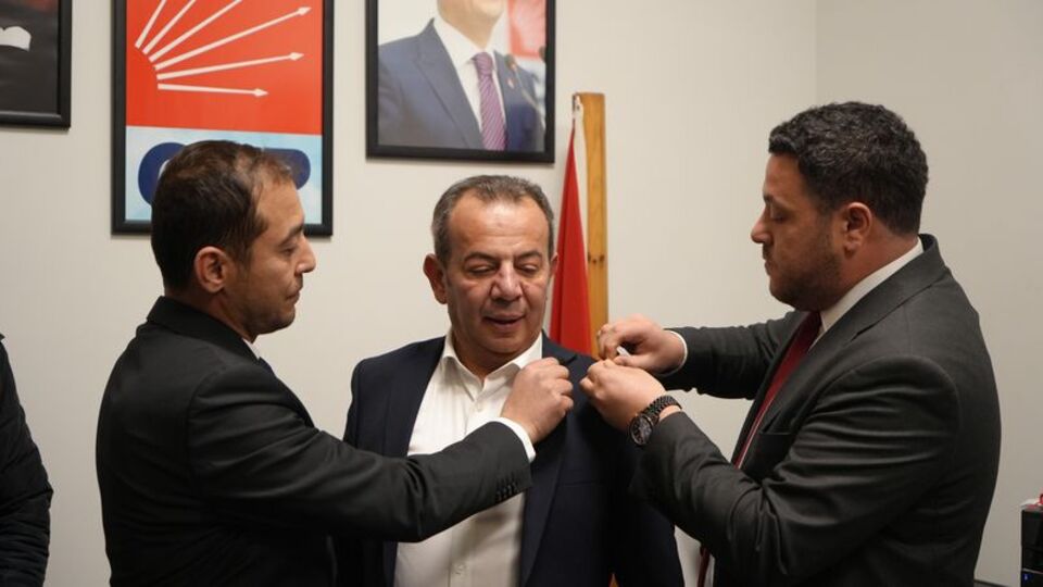 Tanju Özcan CHP'ye yeniden üye oldu