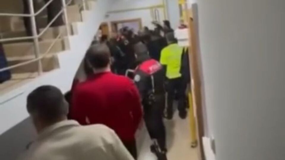 Hırsız, ev sahibini dışarı attı!