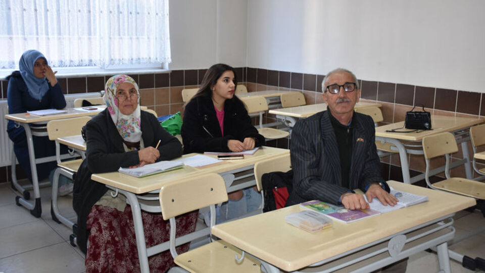 "Kız çocuğu okumaz" dediler! Hayaline 60'ında kavuştu