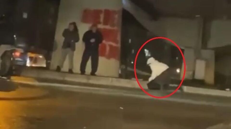 Köprü altında emeklemek zorunda kaldı!