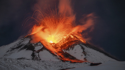Etna, bir kez daha lav püskürttü