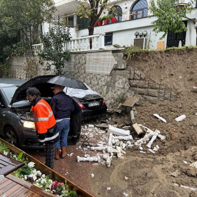 Büyükçekmece'de istinat duvarı çöktü