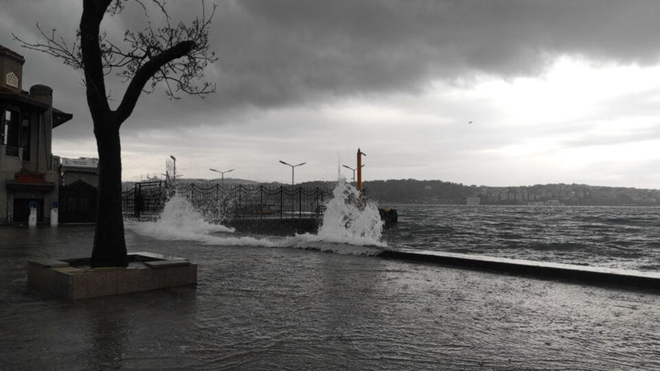 İstanbul'da sağanak ve fırtına! 1 kişi hayatını kaybetti