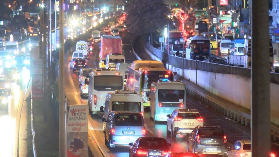 İstanbul'da trafik felç oldu!