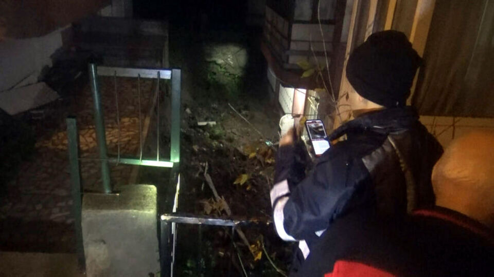 Avcılar'da istinat duvarı çöktü!